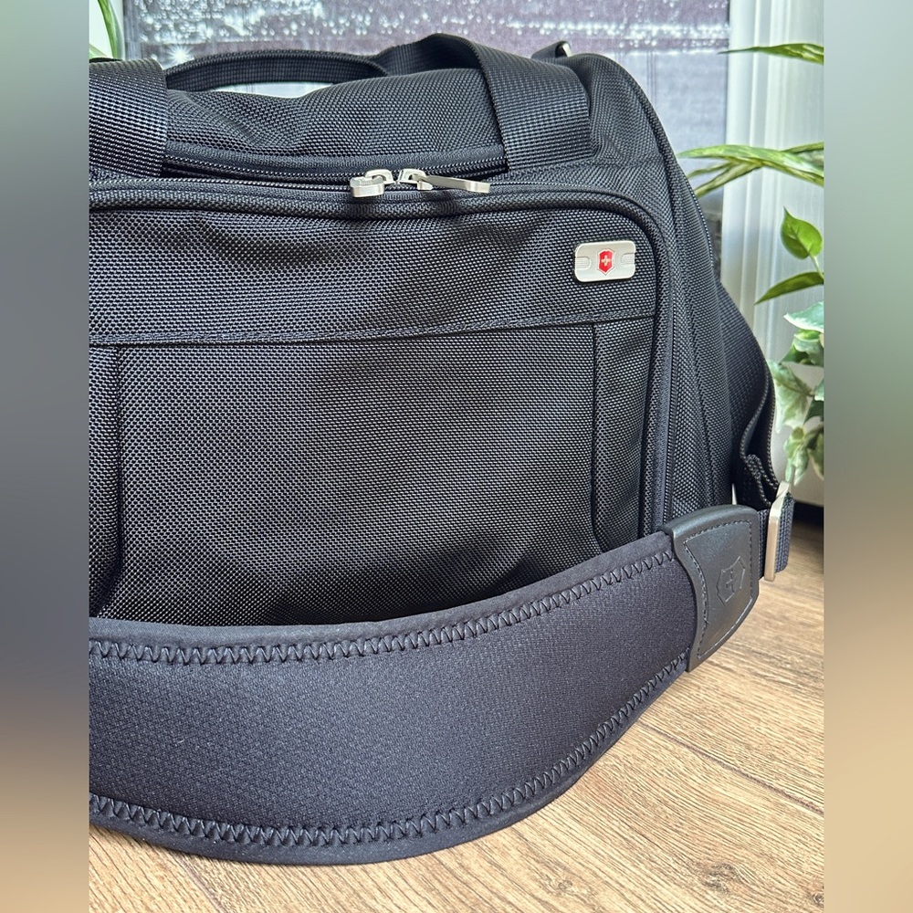 Victorinox Swiss Army Black Travel Duffle Bag - Unisex, Weekender Bag - Picture 16 of 16